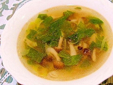 セロリの葉としめじの中華スープ